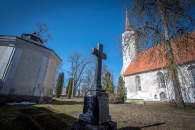 Haljala 'daki St. Mauritius kilisesi askeri anlamda çok güçlü bir yerdi. Savunma amacına hizmet eden iki katlı batı kulesi, kendi şöminesi ve ateş açmak için açıkları vardı. Estonya