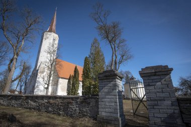 Haljala 'daki St. Mauritius kilisesi askeri anlamda çok güçlü bir yerdi. Savunma amacına hizmet eden iki katlı batı kulesi, kendi şöminesi ve ateş açmak için açıkları vardı. Estonya