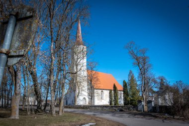Haljala 'daki St. Mauritius kilisesi askeri anlamda çok güçlü bir yerdi. Savunma amacına hizmet eden iki katlı batı kulesi, kendi şöminesi ve ateş açmak için açıkları vardı. Estonya