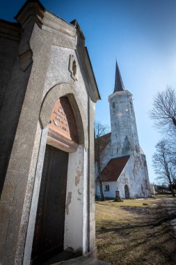 Haljala 'daki St. Mauritius kilisesi askeri anlamda çok güçlü bir yerdi. Savunma amacına hizmet eden iki katlı batı kulesi, kendi şöminesi ve ateş açmak için açıkları vardı. Estonya