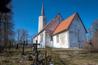 Haljala 'daki St. Mauritius kilisesi askeri anlamda çok güçlü bir yerdi. Savunma amacına hizmet eden iki katlı batı kulesi, kendi şöminesi ve ateş açmak için açıkları vardı. Estonya