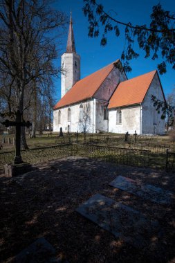 Haljala 'daki St. Mauritius kilisesi askeri anlamda çok güçlü bir yerdi. Savunma amacına hizmet eden iki katlı batı kulesi, kendi şöminesi ve ateş açmak için açıkları vardı. Estonya