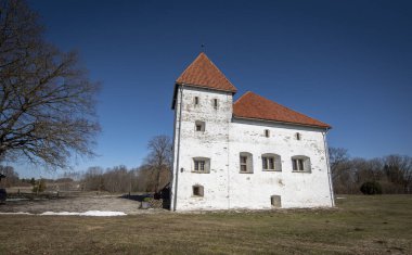 Tallinn-Narva Hwy 'deki kalenin yapımı 1533 yılında Jakob von Taube tarafından başlatıldı. Estonya