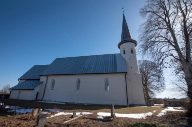 Lganuse Kilisesi 'nin göz alıcı yuvarlak saat kulesi vardır. Günümüzde ve çağda çok nadirdir. Estonya' da Harju-Risti kilisesinde olan tek kişi de odur. Estonya