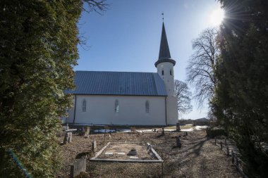 Lganuse Kilisesi 'nin göz alıcı yuvarlak saat kulesi vardır. Günümüzde ve çağda çok nadirdir. Estonya' da Harju-Risti kilisesinde olan tek kişi de odur. Estonya