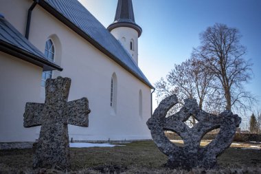 Lganuse Kilisesi 'nin göz alıcı yuvarlak saat kulesi vardır. Günümüzde ve çağda çok nadirdir. Estonya' da Harju-Risti kilisesinde olan tek kişi de odur. Estonya