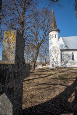 Lganuse Kilisesi 'nin göz alıcı yuvarlak saat kulesi vardır. Günümüzde ve çağda çok nadirdir. Estonya' da Harju-Risti kilisesinde olan tek kişi de odur. Estonya