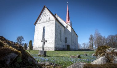 Üç yönlü ortaçağ Tri kilisesi 13. yüzyılda inşa edilmiştir. Kilisenin içi 1630 yılından kalma bir kürsü ve Christian Ackermann tarafından 1693 yılında inşa edilmiş bir sunakla süslenmiştir. Estonya
