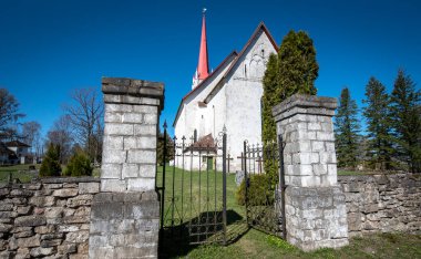Üç yönlü ortaçağ Tri kilisesi 13. yüzyılda inşa edilmiştir. Kilisenin içi 1630 yılından kalma bir kürsü ve Christian Ackermann tarafından 1693 yılında inşa edilmiş bir sunakla süslenmiştir. Estonya