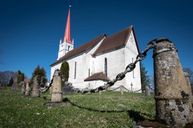 Üç yönlü ortaçağ Tri kilisesi 13. yüzyılda inşa edilmiştir. Kilisenin içi 1630 yılından kalma bir kürsü ve Christian Ackermann tarafından 1693 yılında inşa edilmiş bir sunakla süslenmiştir. Estonya