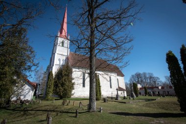 Üç yönlü ortaçağ Tri kilisesi 13. yüzyılda inşa edilmiştir. Kilisenin içi 1630 yılından kalma bir kürsü ve Christian Ackermann tarafından 1693 yılında inşa edilmiş bir sunakla süslenmiştir. Estonya