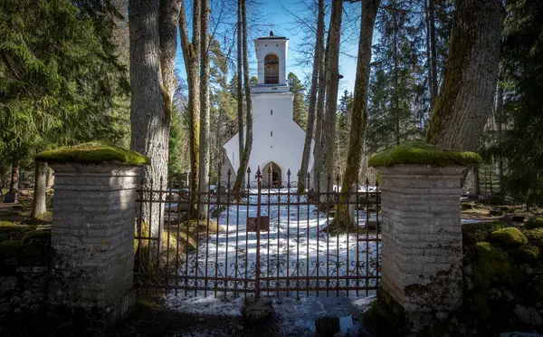 Lahemaa Ulusal Parkı 'nda ormanın ortasında yer alan Esku şapeli 1845 yılında Sagadi Malikanesi' nin von Fock ailesi tarafından inşa edilmiştir. Estonya