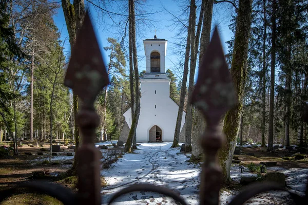 Lahemaa Ulusal Parkı 'nda ormanın ortasında yer alan Esku şapeli 1845 yılında Sagadi Malikanesi' nin von Fock ailesi tarafından inşa edilmiştir. Estonya
