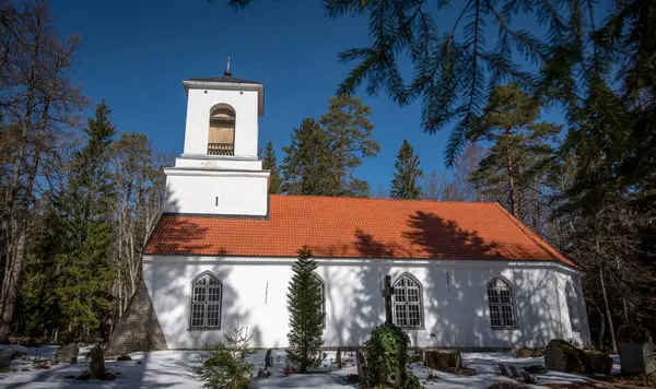 Lahemaa Ulusal Parkı 'nda ormanın ortasında yer alan Esku şapeli 1845 yılında Sagadi Malikanesi' nin von Fock ailesi tarafından inşa edilmiştir. Estonya