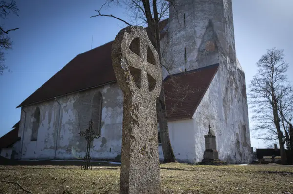 Haljala 'daki St. Mauritius kilisesi askeri anlamda çok güçlü bir yerdi. Savunma amacına hizmet eden iki katlı batı kulesi, kendi şöminesi ve ateş açmak için açıkları vardı. Estonya