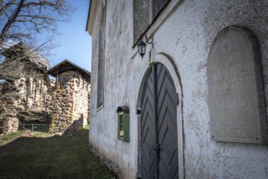 Köydeki eski kilise.