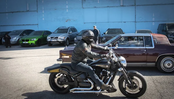 Человек Черном Шлеме Сидит Мотоцикле Городе Концепция Спорта Спорта Образа — стоковое фото