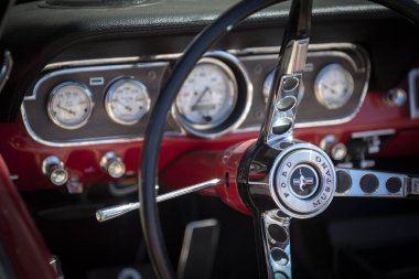 Bir arabaya yaklaş.