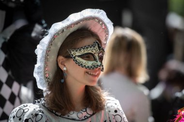 Karnaval maskeli geleneksel elbiseler giyen güzel bir kadın.