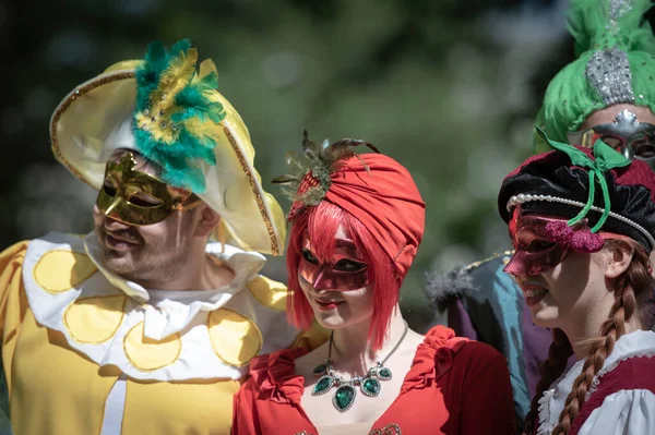 Grupo Pessoas Trajes Carnaval — Fotografia de Stock