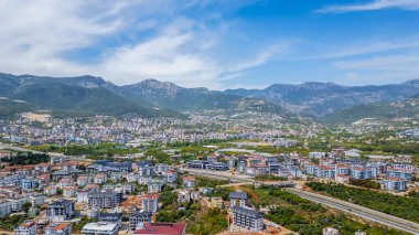 Alanya şehrinin hava görüntüleri şehri ve dağları gösteriyor.