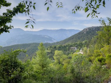 Dağların görkemli manzarası bir tepeden