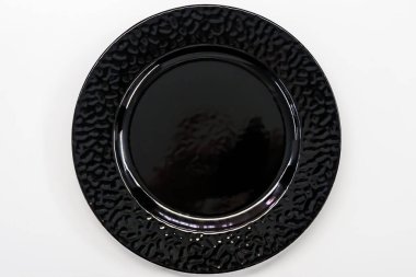 Üst görünüm boş seramik yuvarlak siyah plaka kırpma yolu ve gölge ile beyaz izole