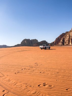 Kamyonet çölün ortasına doğru hareket ediyor. Offroad 4x4 Kamyon