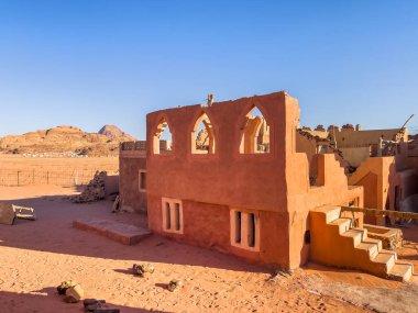 Beyaz 4x4 Offroad aracı çölün ortasında sürükleniyor ve hareket ediyor.