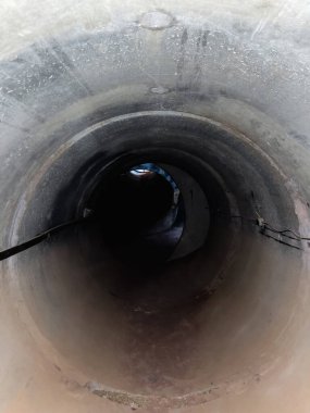 Beyaz 4x4 Offroad aracı çölün ortasında sürükleniyor ve hareket ediyor.