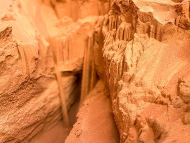 Çöl girişinde bir mağara girişi çöktü.