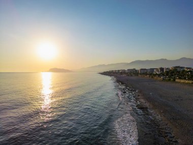 Deniz kenarındaki Alanya, Antalya, Türkiye 'de turistik bir kentin insansız hava aracı görüntüsü