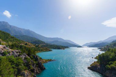 Türkiye 'nin Alanya kentindeki su barajı ve rezervuar nehri hidroelektrik üretiyor. Dağlar arasındaki kemer barajının havadan görünüşü. Hidroelektrik yeşil enerji küresel ısınmaya karşı sürdürülebilir gelişim için. CO2 sıfır