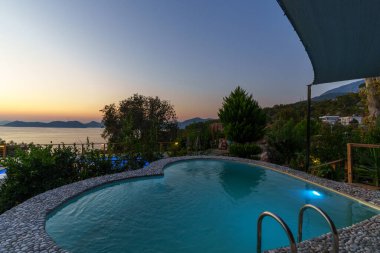 Fethiye, Türkiye 'de özel bir otel odasında kalp şeklinde yüzme havuzu