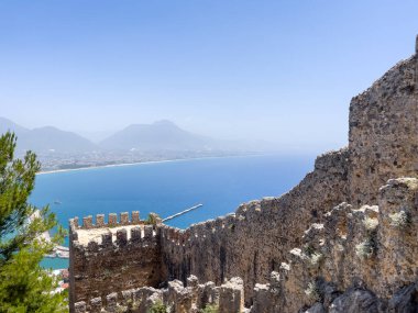 Mavi denize bakan Alanya kalesinin eski duvarları, Antalya Hindi