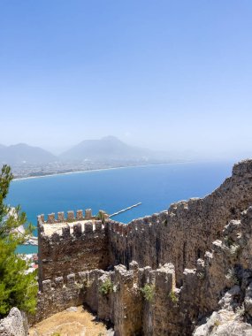 Mavi denize bakan Alanya kalesinin eski duvarları, Antalya Hindi