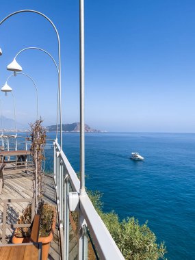 Türkiye 'nin Alanya kentindeki mavi dalga ve teknelere bakan deniz manzaralı dinlendirici