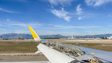 Uçaktan Dağ Manzarası. Havaalanı Pist Sahnesi