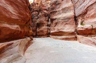 Canlı doğal renklere ve dokulara sahip yüksek kaya oluşumlarının yer aldığı manzaralı bir çöl geçidi..