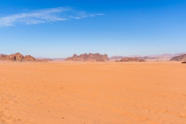 Ürdün 'deki Wadi Rum Çölü manzarası. Mavi Gök ve İnce Bulutlar Altında Rocky oluşumuyla manzara