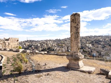 Antik Taş Sütunlar Parlak Mavi Gök Altında ve arka planda Ürdün, Amman 'da Roma tiyatrosu