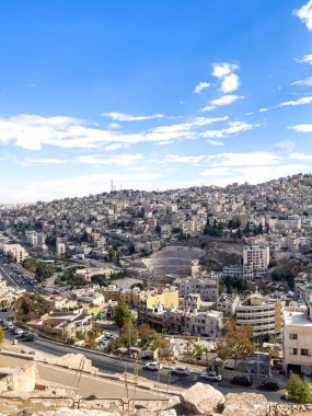 Yoğun bir şekilde inşa edilmiş tarihi bir şehrin etkileyici panoramik görüntüsü. Eşsiz bir mimarisi var. Berrak ve parlak bir mavi gökyüzünün altında yuvarlanan tepelerin arasına yerleşmiş manzaralı ve kentsel bir atmosfer sunuyor..