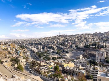 Yoğun bir şekilde inşa edilmiş tarihi bir şehrin etkileyici panoramik görüntüsü. Eşsiz bir mimarisi var. Berrak ve parlak bir mavi gökyüzünün altında yuvarlanan tepelerin arasına yerleşmiş manzaralı ve kentsel bir atmosfer sunuyor..