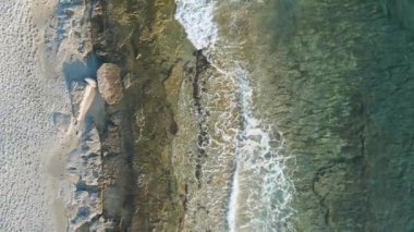 Yazın deniz kıyısının havadan görünüşü.