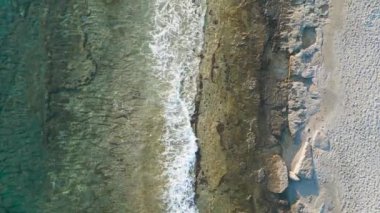 Deniz dalgalarının yakın çekim sahili kayalara çarpması ve suyun yavaş çekimde sıçraması.
