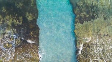 Açık turkuaz deniz ve dalgaların havadan görünüşü