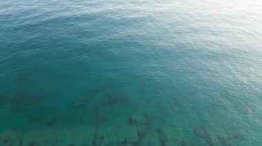 dalgalı deniz suyu yüzeyi