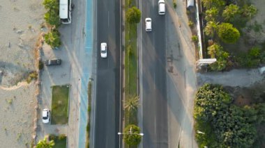 Yoğun bir otoyol otobanında, yukarıdan çekilen hava aracı görüntüsü.