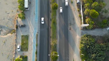 Yukarıdan bir otoyolda giden ve giden arabaların hava aracı görüntüsü