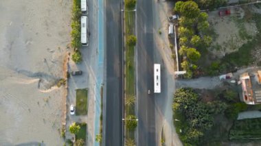 Yükselen hava aracı görüntüsü Yoğun bir otoban otobanında yukarı doğru ilerliyor
